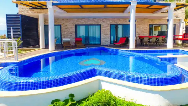 Villa Hill Stone Heart